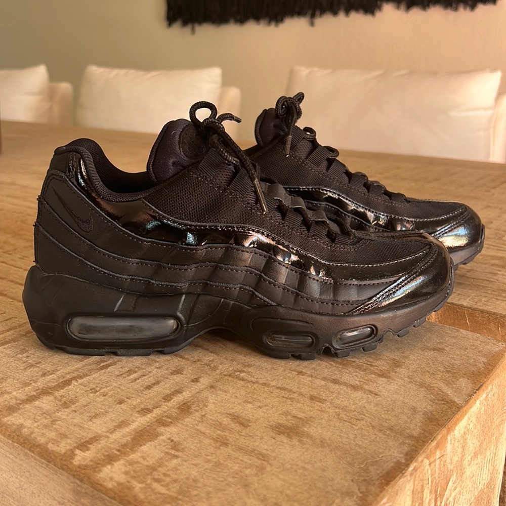 Black Nike air max